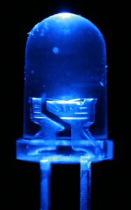Dioda pemancar-cahaya biru (sumber foto: LED macro blue oleh outlaw_wolf